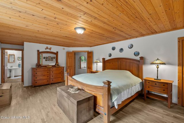 335 Tamarack LN, Sagle, ID 83860