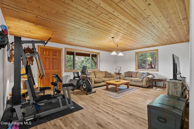 335 Tamarack LN, Sagle, ID 83860