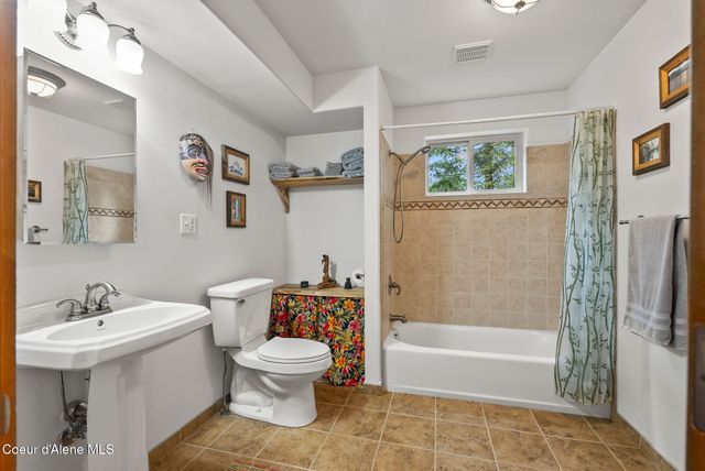 335 Tamarack LN, Sagle, ID 83860