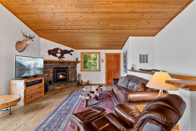 335 Tamarack LN, Sagle, ID 83860