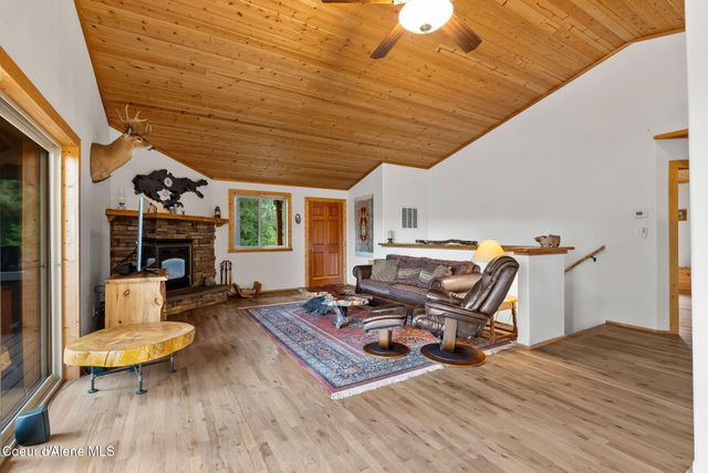 335 Tamarack LN, Sagle, ID 83860