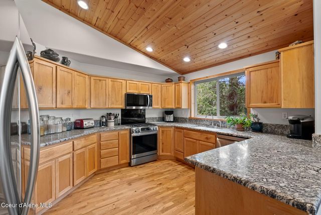 335 Tamarack LN, Sagle, ID 83860