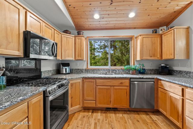 335 Tamarack LN, Sagle, ID 83860