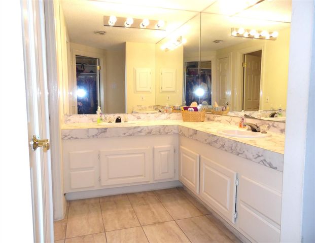 14655 Champion Forest Drive 805, Houston, TX 77069