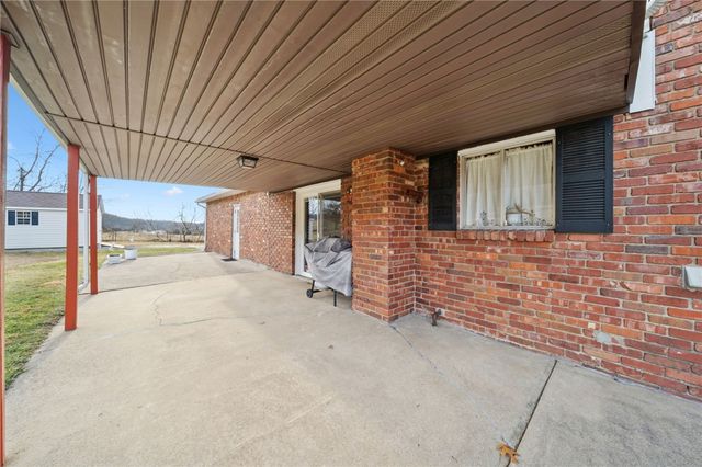 140 Possum Hollow Rd, Hempfield Twp, PA 15601