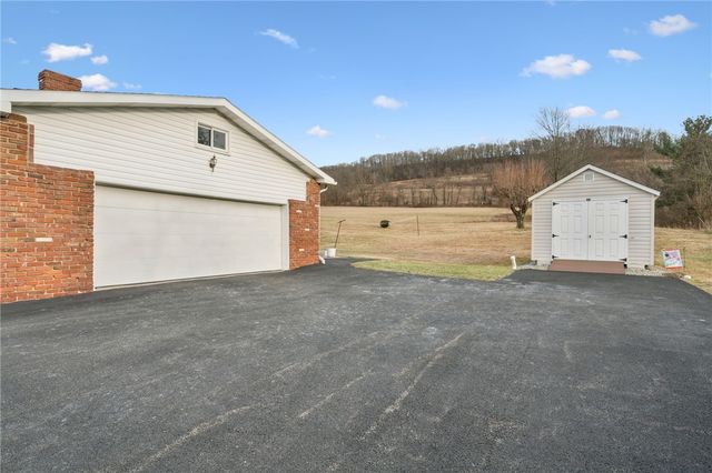 140 Possum Hollow Rd, Hempfield Twp, PA 15601