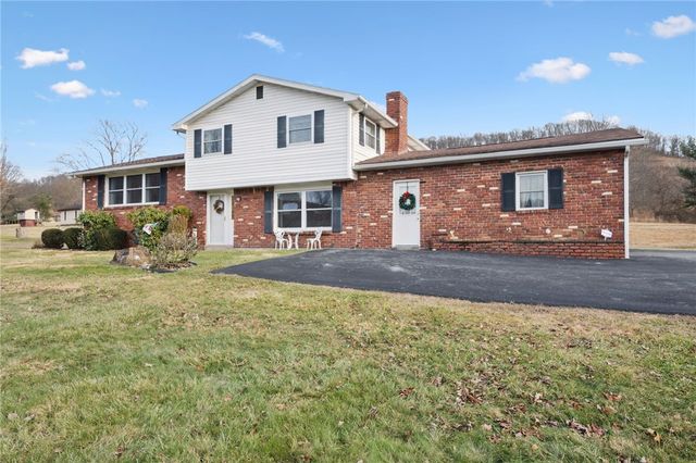 140 Possum Hollow Rd, Hempfield Twp, PA 15601