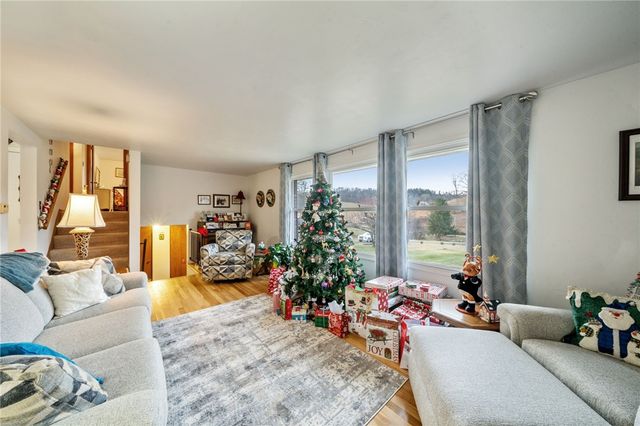 140 Possum Hollow Rd, Hempfield Twp, PA 15601