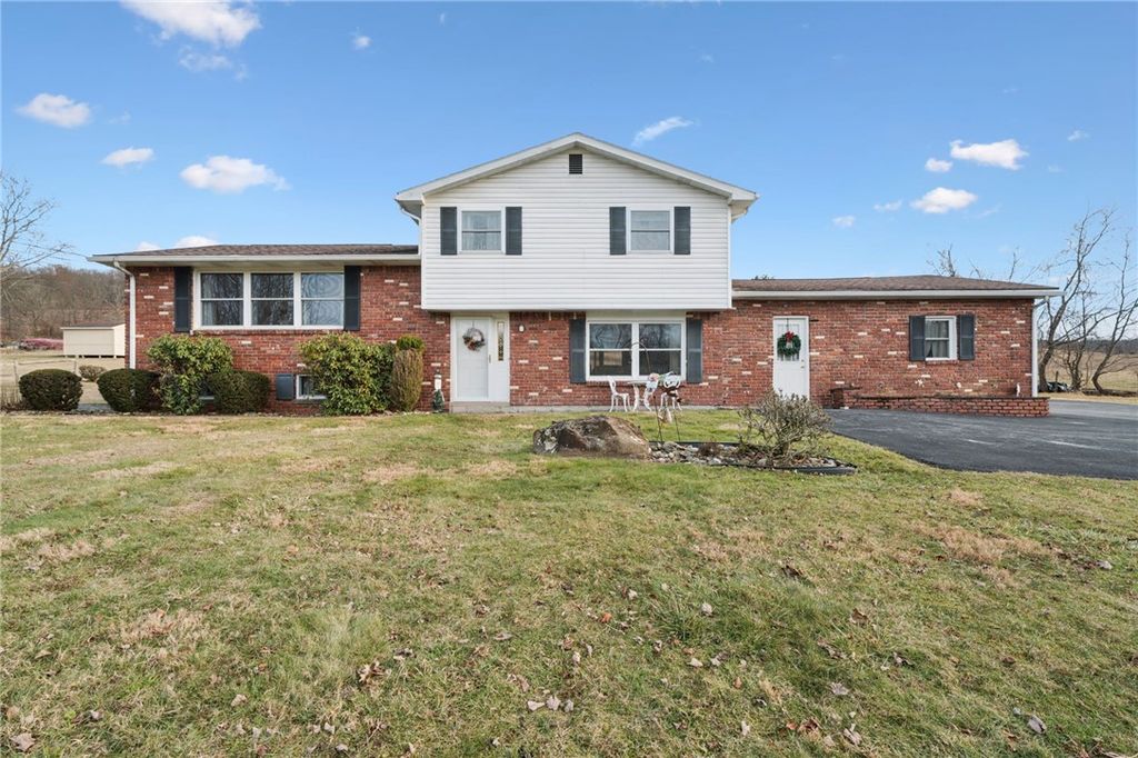 140 Possum Hollow Rd, Hempfield Twp, PA 15601