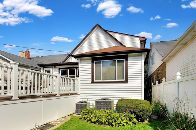 6744 N Oconto Avenue, Chicago, IL 60631