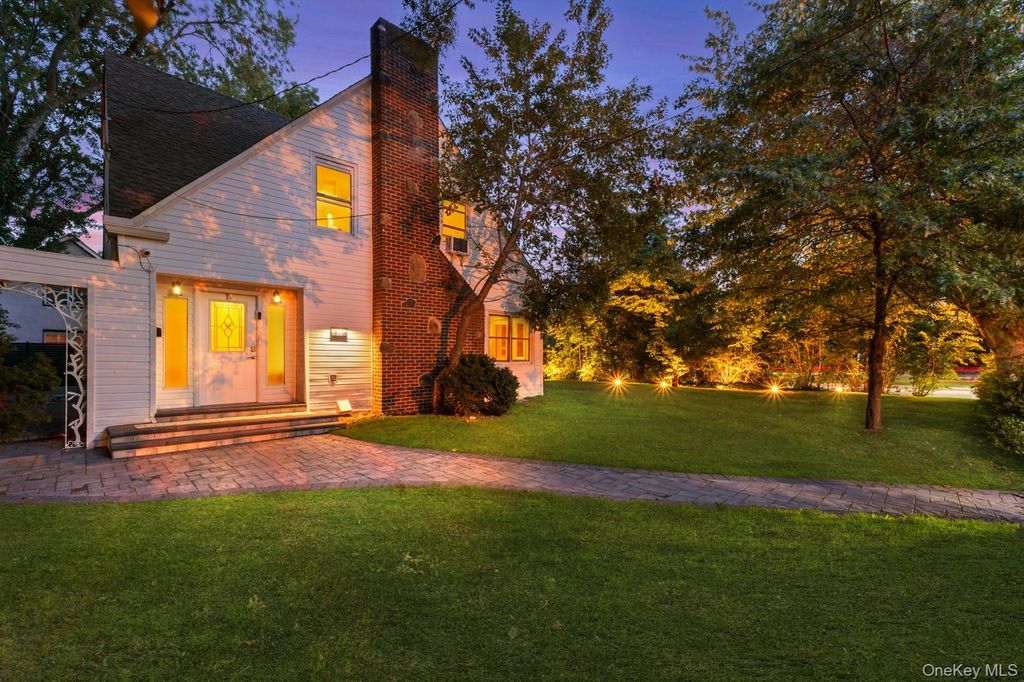 19 Gilchrest Road, Great Neck, NY 11021 — exterior