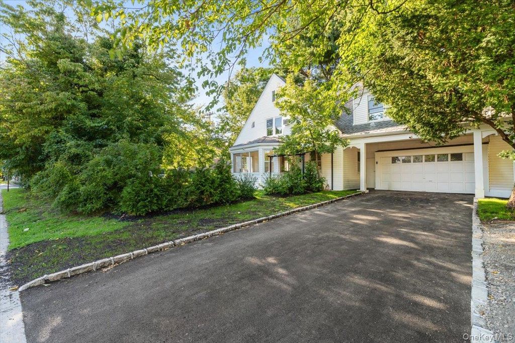19 Gilchrest Road, Great Neck, NY 11021 — photo 2