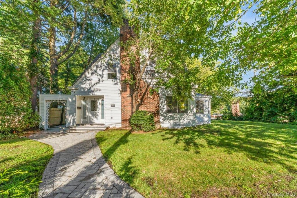 19 Gilchrest Road, Great Neck, NY 11021 — photo 5