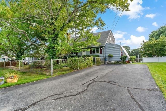 7 Charlotte Dr, Bristol, RI 02809