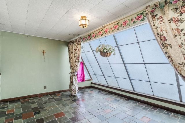 7 Charlotte Dr, Bristol, RI 02809