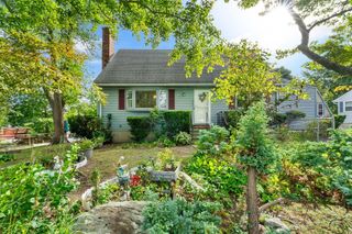 7 Charlotte Dr, Bristol, RI 02809