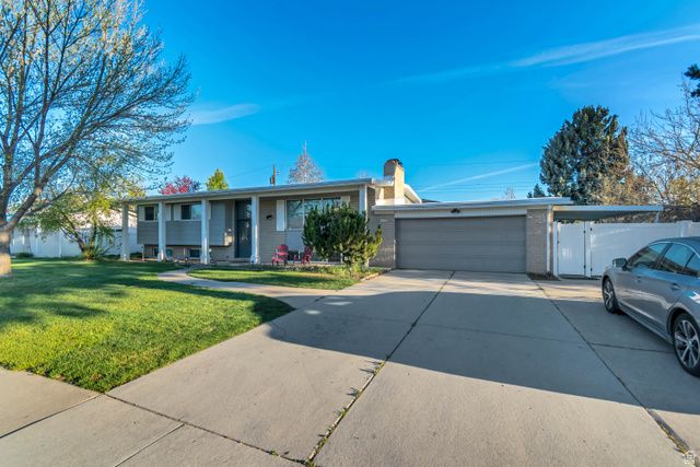 1697 E BUNKERHILL RD, Holladay, UT 84117