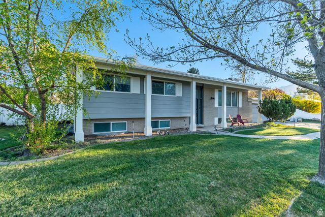 1697 E BUNKERHILL RD, Holladay, UT 84117