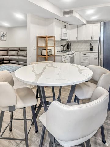 1697 E BUNKERHILL RD, Holladay, UT 84117