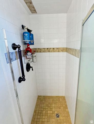 1697 E BUNKERHILL RD, Holladay, UT 84117