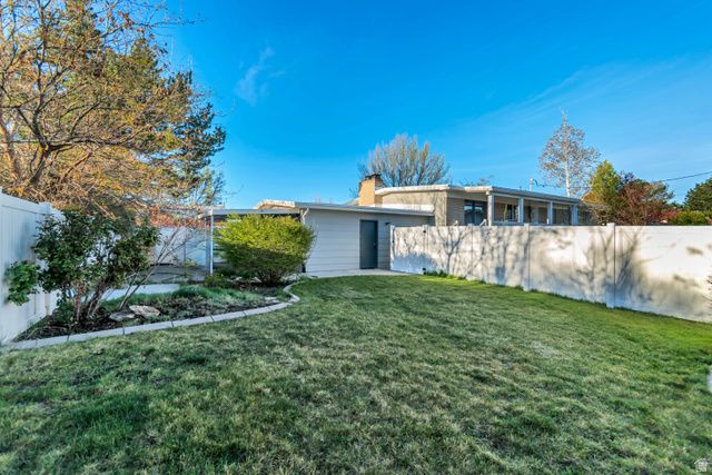 1697 E BUNKERHILL RD, Holladay, UT 84117