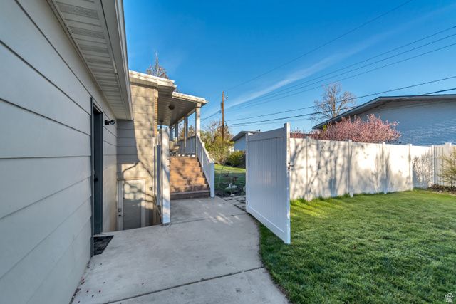 1697 E BUNKERHILL RD, Holladay, UT 84117