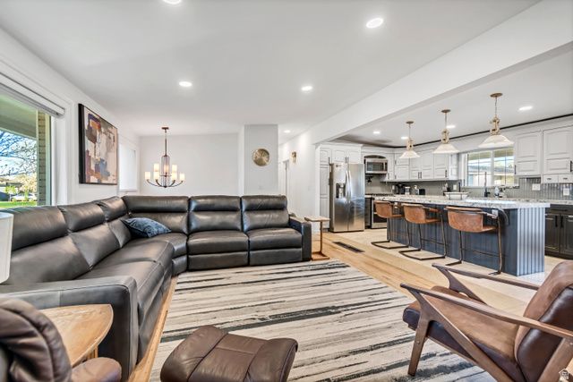 1697 E BUNKERHILL RD, Holladay, UT 84117