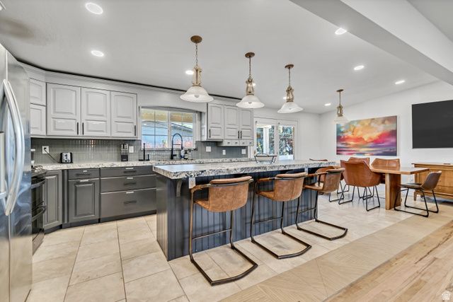 1697 E BUNKERHILL RD, Holladay, UT 84117