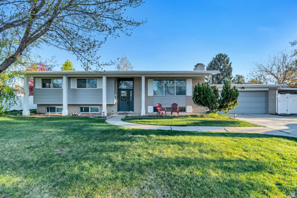 1697 E BUNKERHILL RD, Holladay, UT 84117