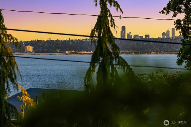 1010 6th Street W, Kirkland, WA 98033