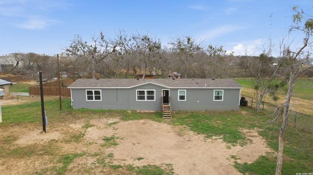 934 7th, Floresville, TX 78114