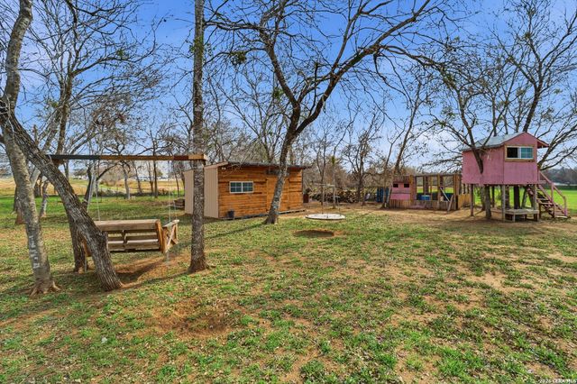 934 7th, Floresville, TX 78114