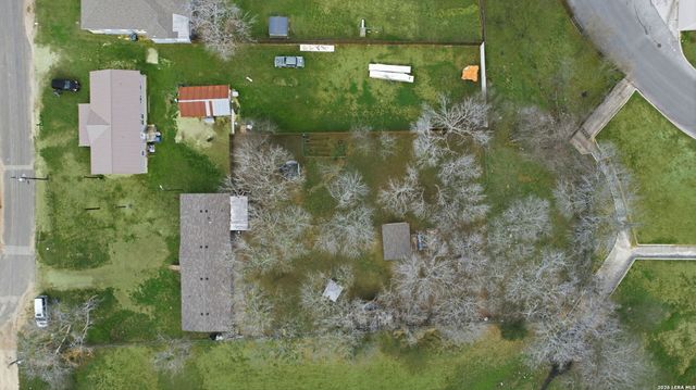 934 7th, Floresville, TX 78114