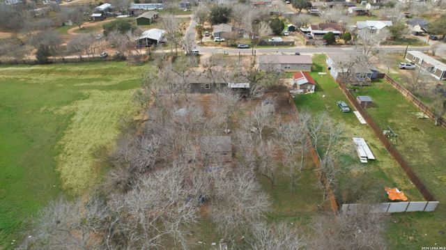 934 7th, Floresville, TX 78114