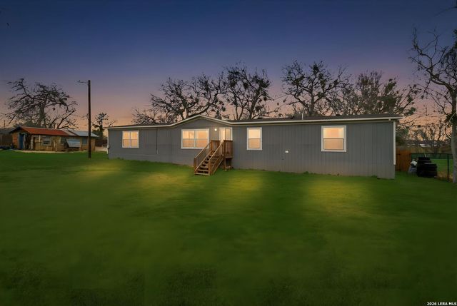 934 7th, Floresville, TX 78114