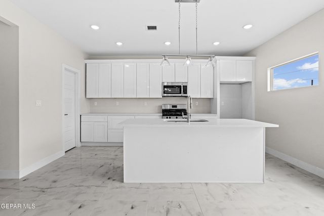 466 Sylvia Court, Socorro, TX 79927