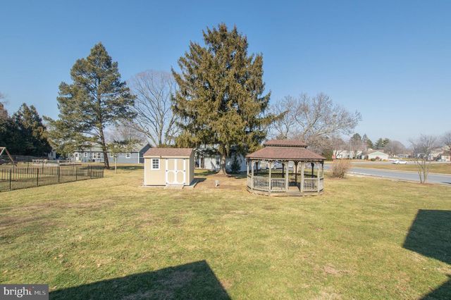 315 W BROAD ST, New Holland, PA 17557