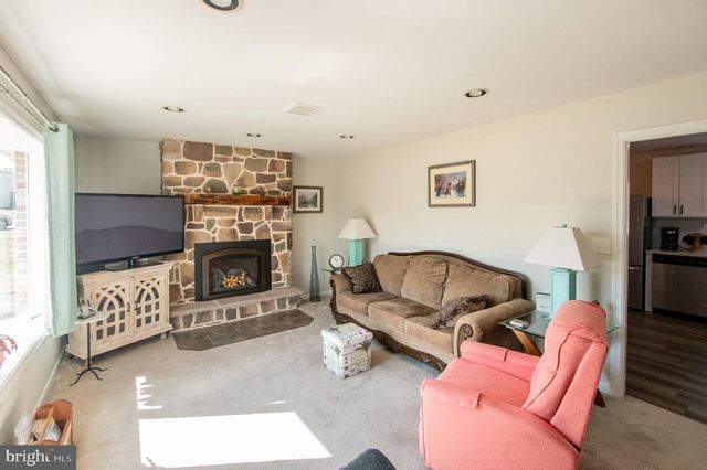 315 W BROAD ST, New Holland, PA 17557