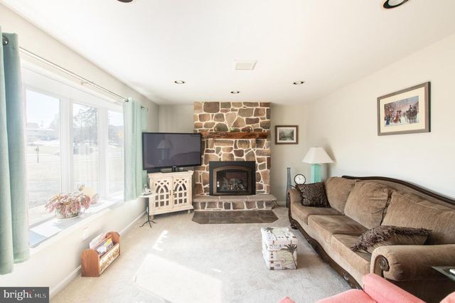 315 W BROAD ST, New Holland, PA 17557