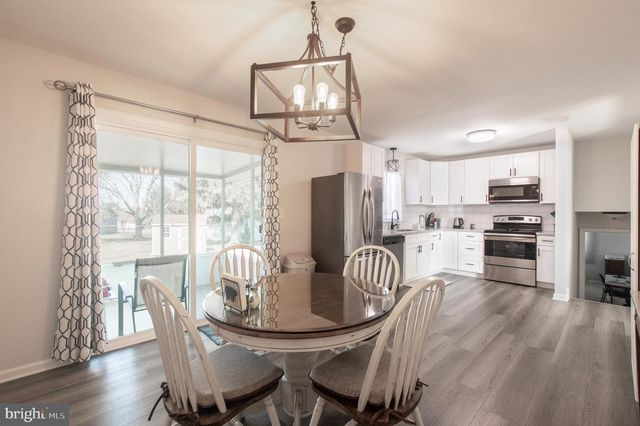 315 W BROAD ST, New Holland, PA 17557