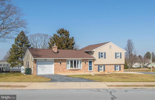 315 W BROAD ST, New Holland, PA 17557