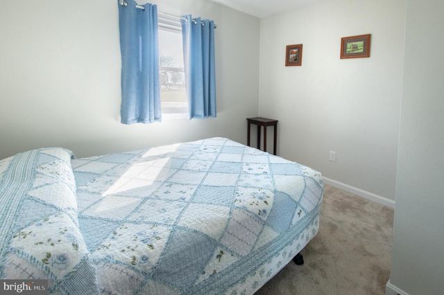 315 W BROAD ST, New Holland, PA 17557