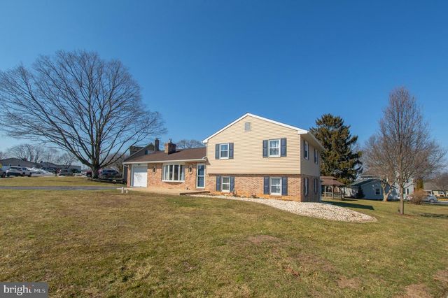 315 W BROAD ST, New Holland, PA 17557