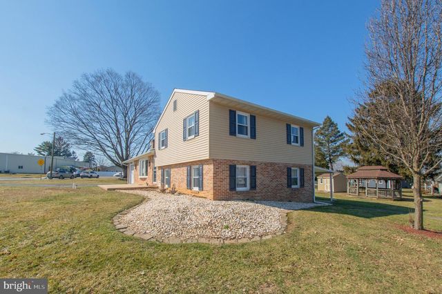 315 W BROAD ST, New Holland, PA 17557