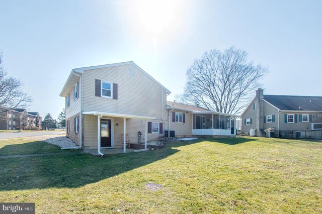 315 W BROAD ST, New Holland, PA 17557