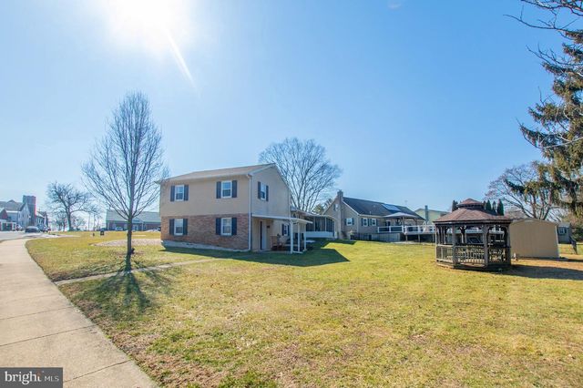 315 W BROAD ST, New Holland, PA 17557