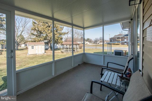 315 W BROAD ST, New Holland, PA 17557