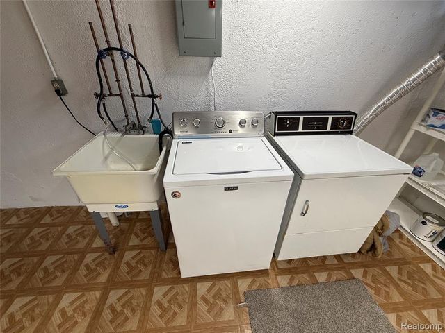 1437 Mariner Drive, Walled Lake, MI 48390