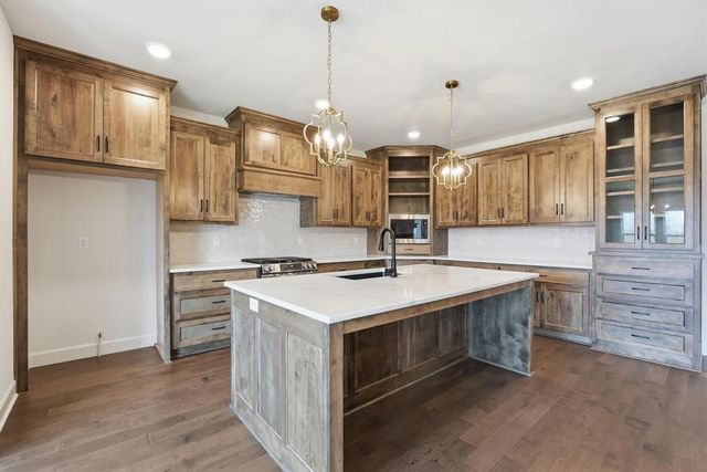 10022 N Oakland Avenue, Kansas City, MO 64157