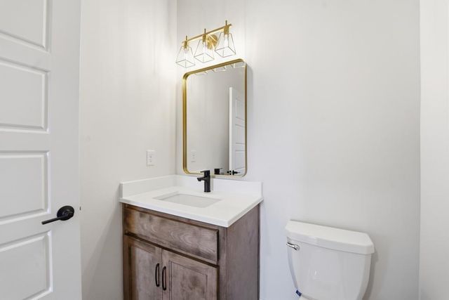 10022 N Oakland Avenue, Kansas City, MO 64157